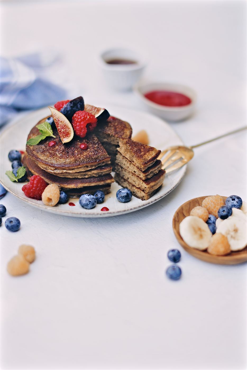 The Macho pancakes with berries, figs and syrup