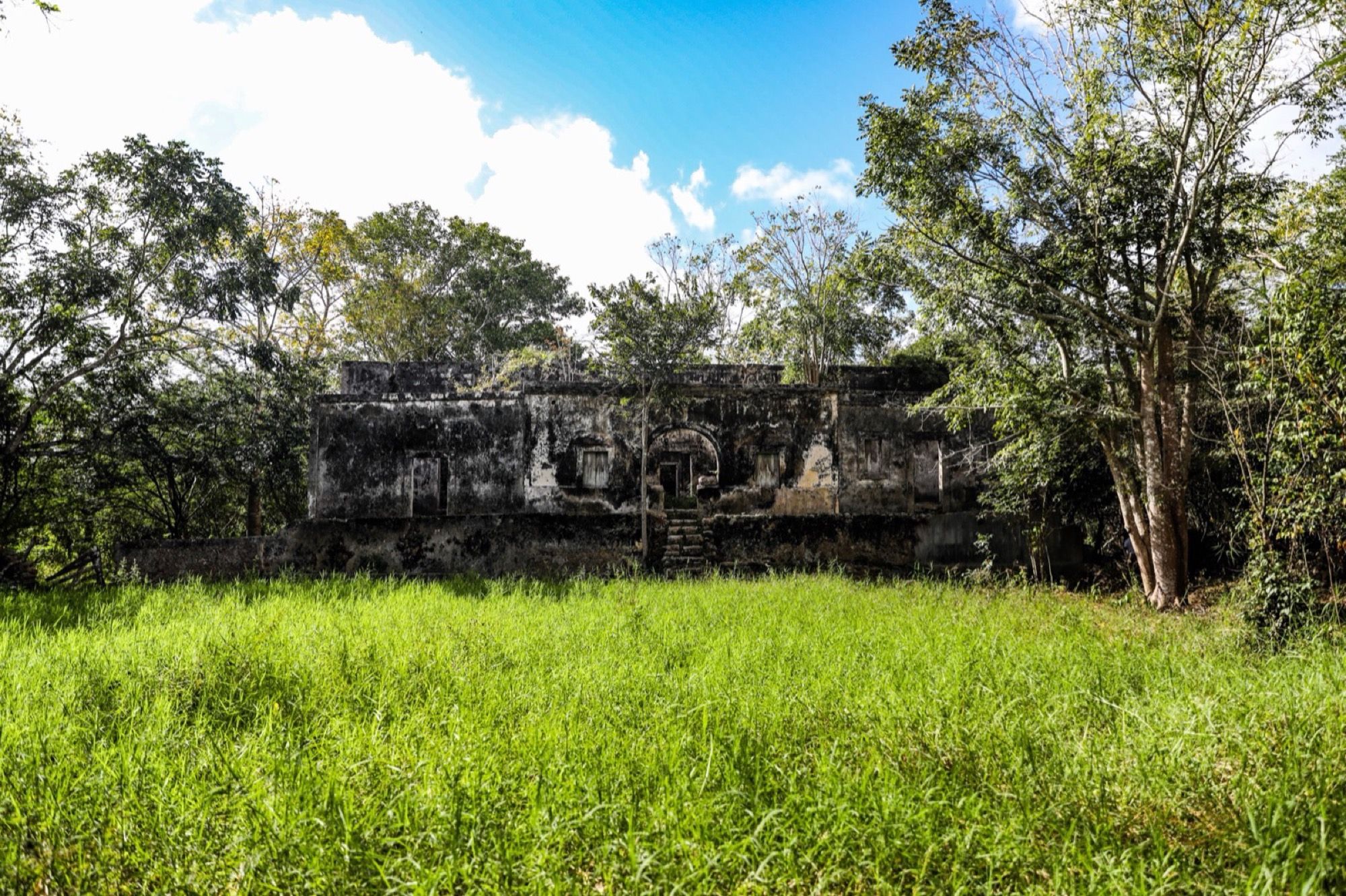 Las ruinas de la antigua hacienda en Dzoyolá, en Yucatán